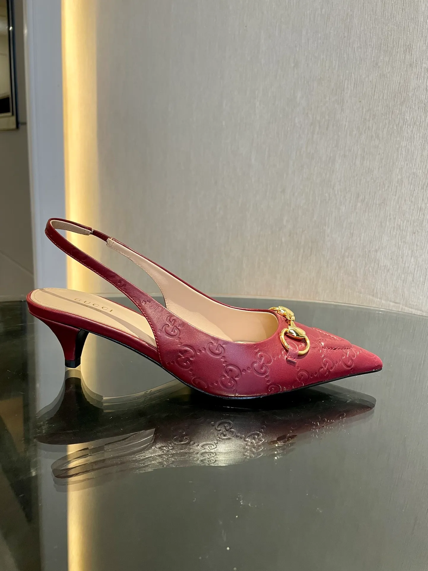 👟👟Ex-factory price 580👟👟 2024 G family’s new GUcc𝐢 horsebit pump sandals with pointed toes, elastic straps and kitten heels complement each other to create a comfortable and fitting design, and the back-lace pumps are the essence of design. Hot-drilling process Upper: Imported high-grade G G canvas Lining/foot pads: Full-grain high-grade lambskin Sole: Italian top-grade genuine leather sole Heel height: 10.5cm Fitting size: 35-42 (40/41/42 custom-made, non-refundable)